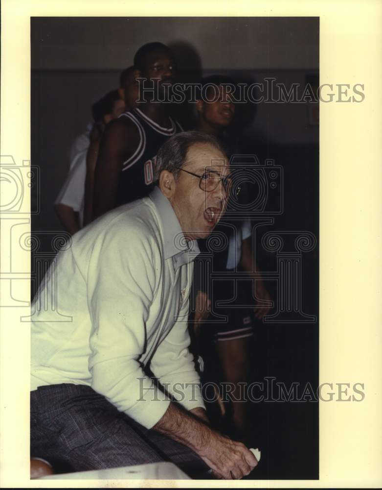 1990 Press Photo Oklahoma City University Basketball Coach Abe Lemons Yells- Historic Images