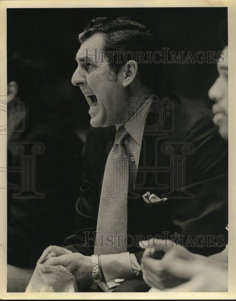 1989 Press Photo University of Houston Basketball Coach Guy Lewis on Sideline- Historic Images