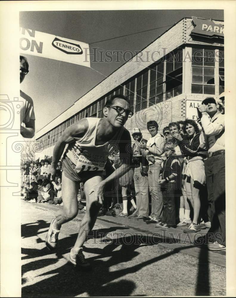 1979 Press Photo Al Lawrence at Houston Marathon finish - hps21362- Historic Images