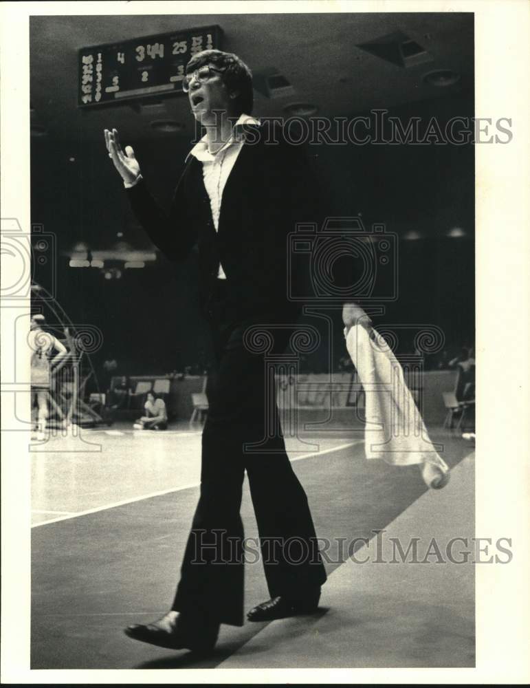 1981 Press Photo Clear Lake High basketball coach Bill Krueger yells on sideline- Historic Images