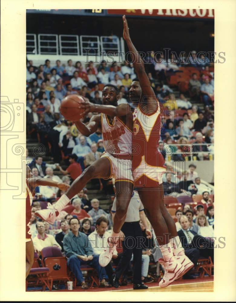 1990 Press Photo Houston Rockets basketball player Buck Johnson vs. Atlanta- Historic Images