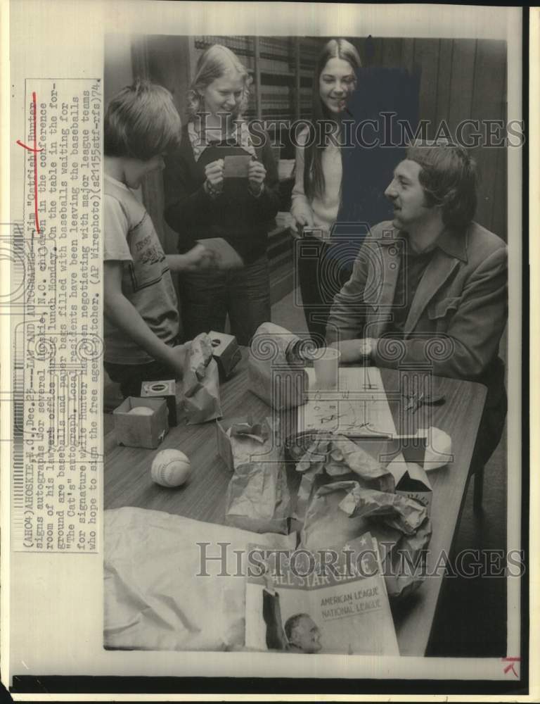 1974 Press Photo Baseball&#39;s Jim &quot;Catfish&quot; Hunter signs autographs in Ahoskie, NC- Historic Images