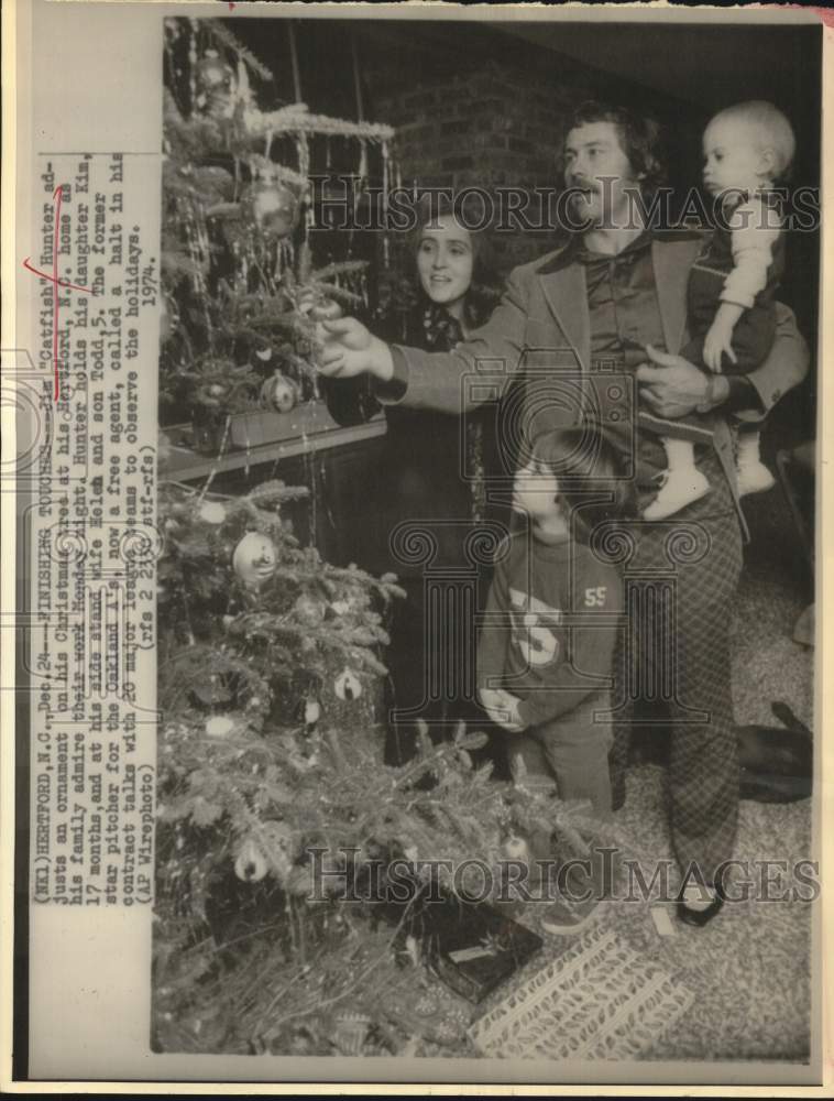 1974 Press Photo Baseball pitcher Catfish Hunter and family in Hertford, NC- Historic Images