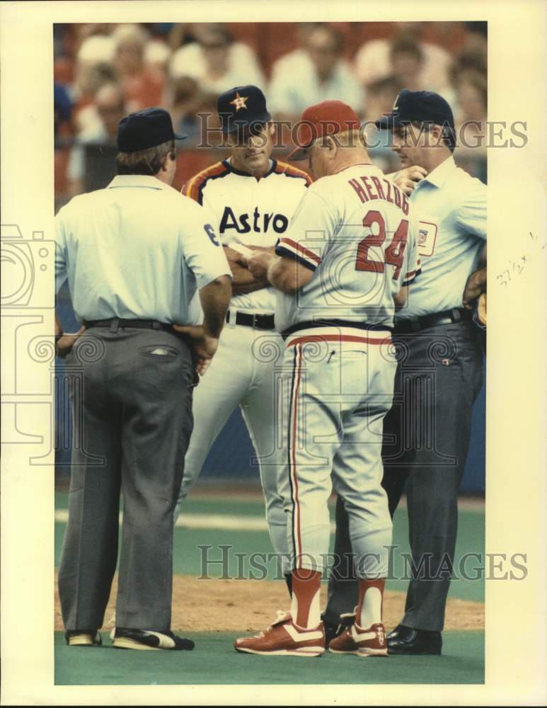 1989 Press Photo Houston Astros Baseball Manager, Whitey Herzog & Umpires- Historic Images