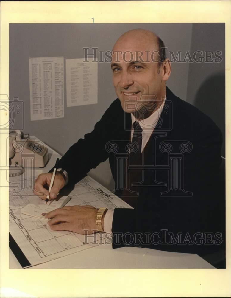 1989 Press Photo Houston Astros Baseball Manager Art Howe in Astrodome Clubhouse- Historic Images