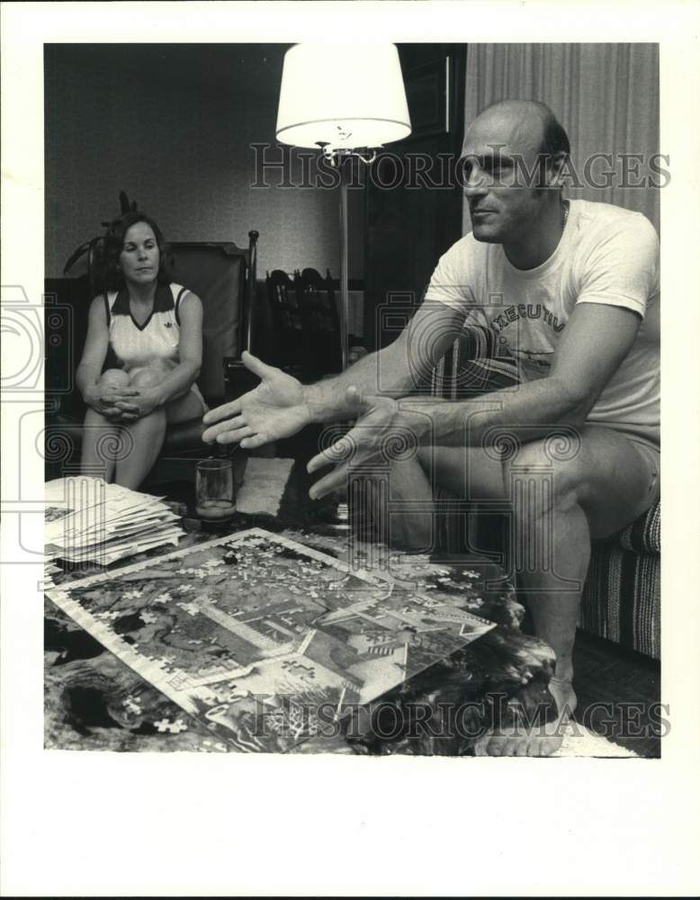 1981 Press Photo Houston Astros Baseball Player Art Howe with Woman &amp; Puzzle- Historic Images