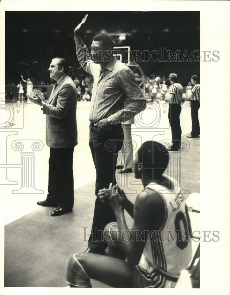 1982 Press Photo Houston Rockets Basketball Player Elvin Hayes Waves to Crowd- Historic Images