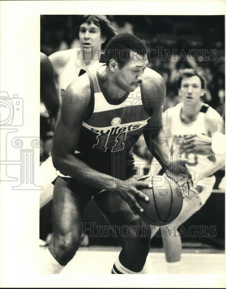 1981 Press Photo Washington Bullets Basketball Player Elvin Hayes Dribbles- Historic Images