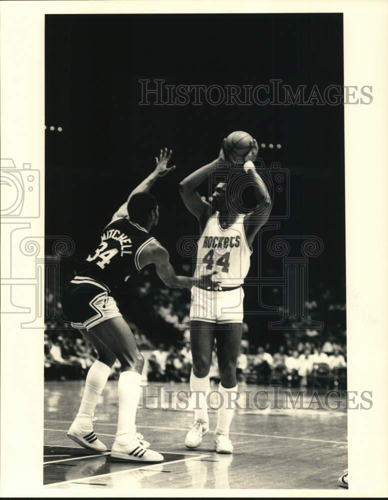 1984 Press Photo Houston Rockets Basketball Player Elvin Hayes Looks to Pass- Historic Images