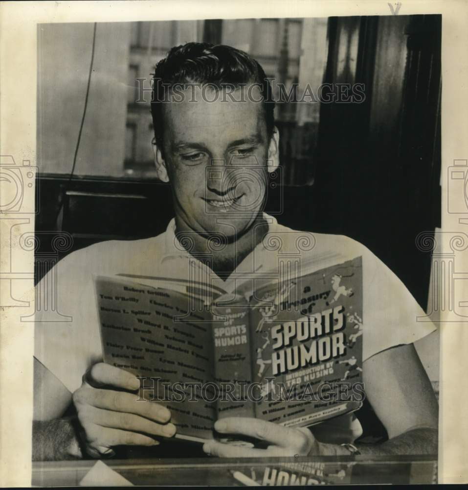 1959 Press Photo Baseball player Ralph Kiner reads a sports humor book- Historic Images