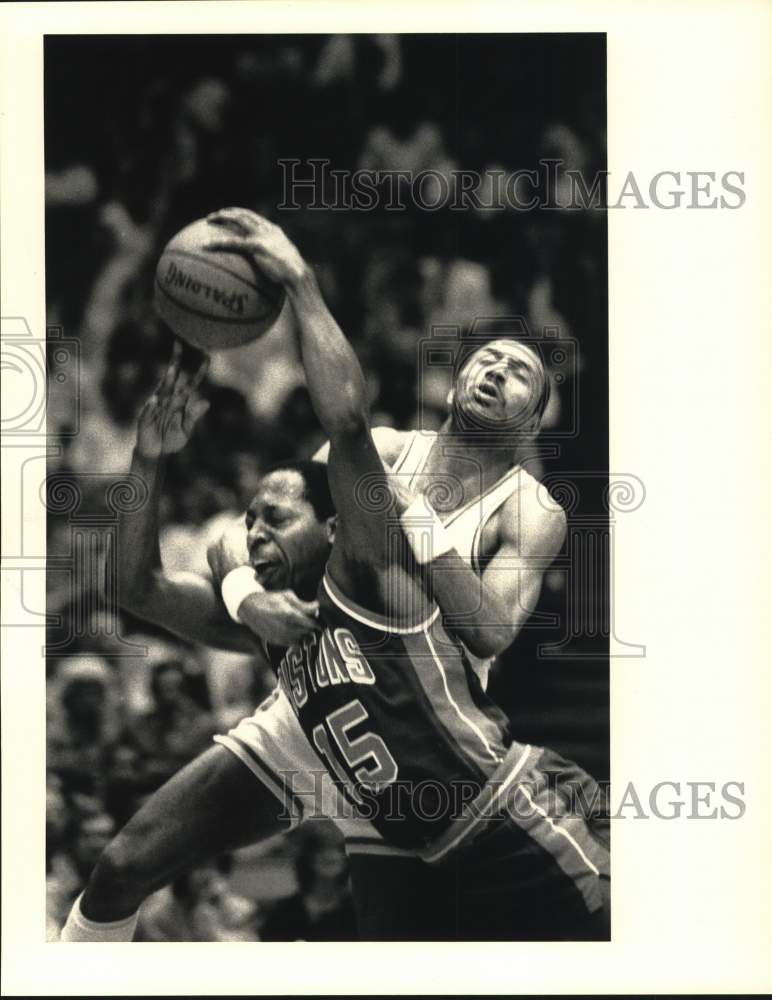 1984 Press Photo Houston Rockets and Detroit Pistons play NBA basketball- Historic Images