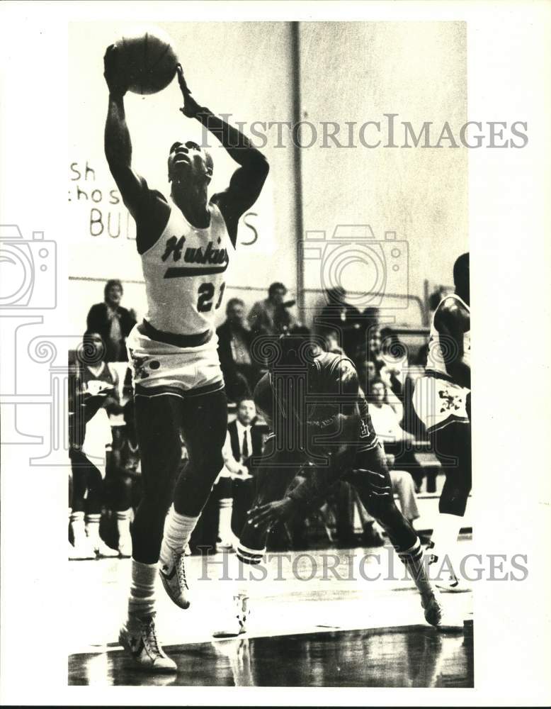 1982 Press Photo Houston Baptist basketball player Darryl Jones vs. Samford- Historic Images