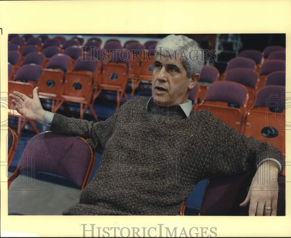1988 Press Photo Milwaukee Bucks basketball coach Del Harris at The Summit- Historic Images