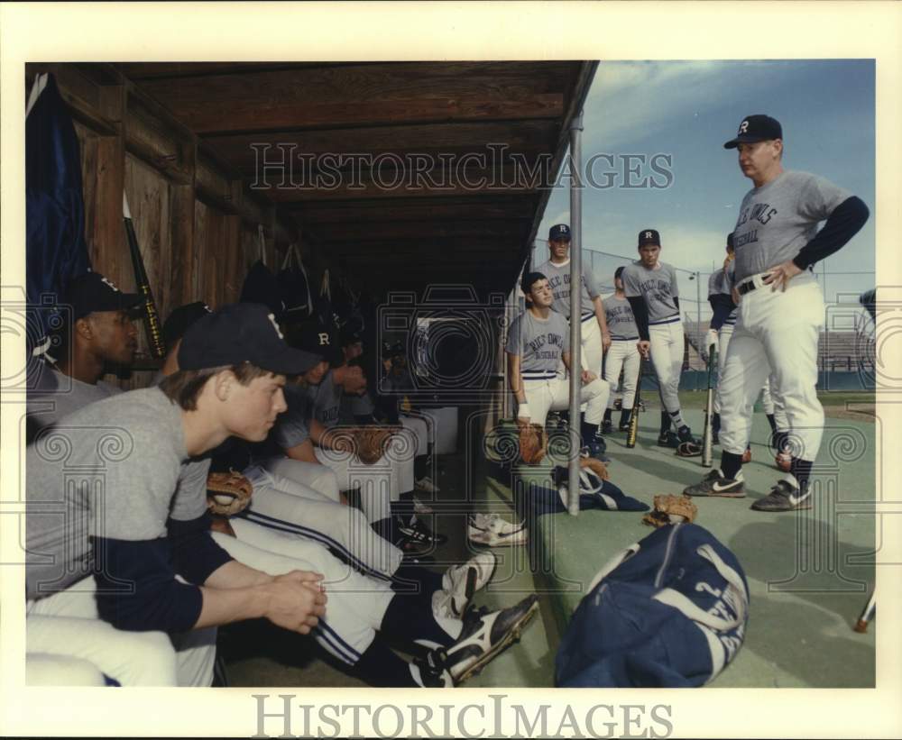 1990 Press Photo Rice University Baseball Coach David Hall Holds Team Meeting- Historic Images