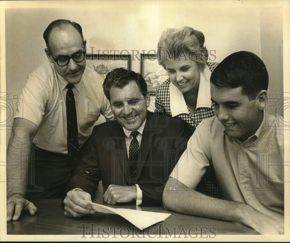 1967 Press Photo Bellaire High Athlete Bob Hall, Parents &amp; Coach Guy Lewis- Historic Images