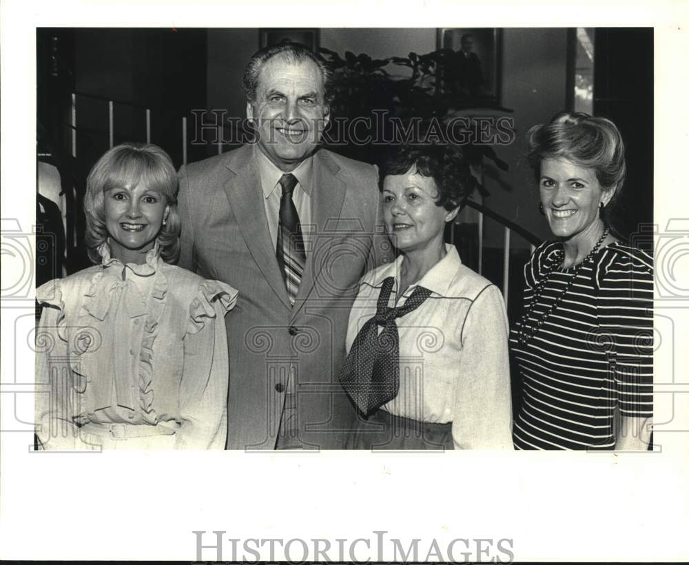 1982 Press Photo University of Houston Basketball Coach &amp; Wife with Event Chairs- Historic Images