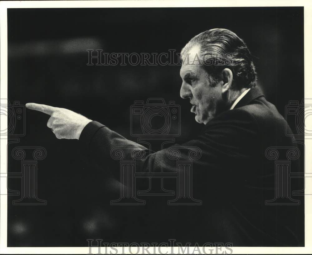 1983 Press Photo University of Houston Basketball Coach Guy Lewis at Tournament- Historic Images