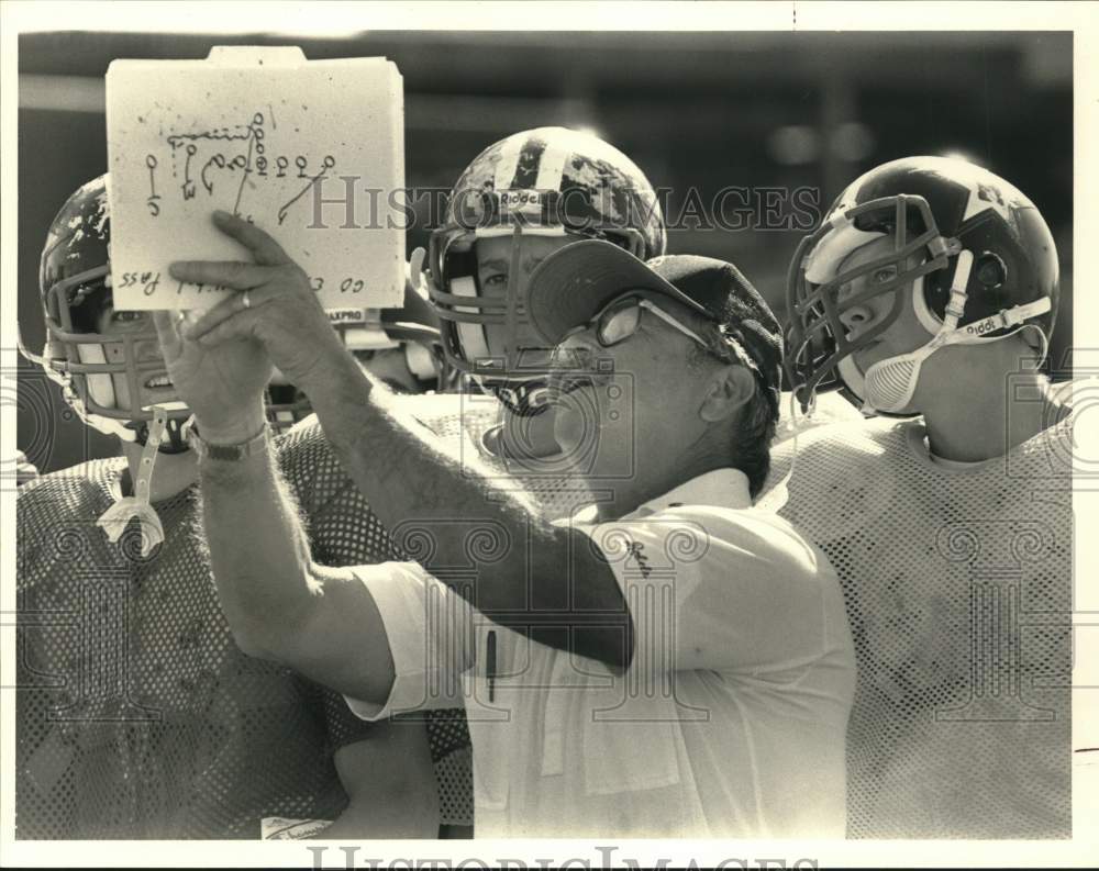 1987 Press Photo St. John football coach Skip Lee and players at practice- Historic Images