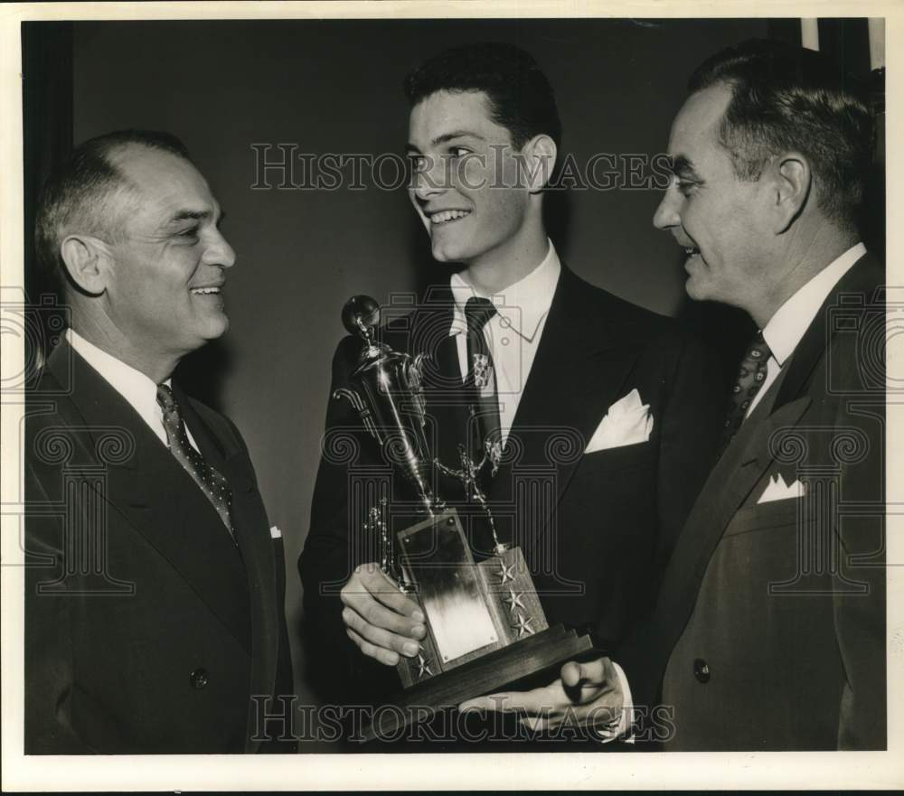 1959 Press Photo Clyde Lee with trophy and companions - hps22260- Historic Images