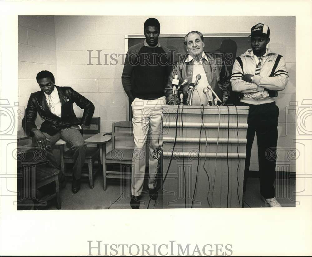 1984 Press Photo Houston college basketball coach Guy Lewis and players- Historic Images