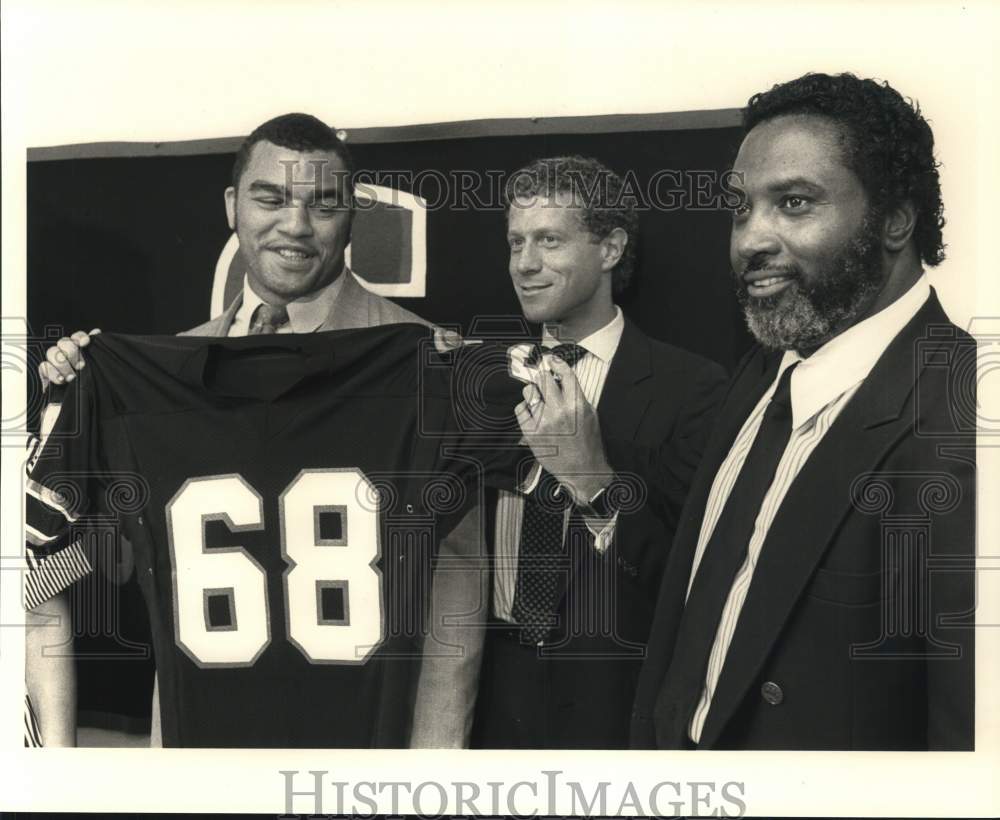 Press Photo Football player Loyd Lewis presented a jersey by companions- Historic Images