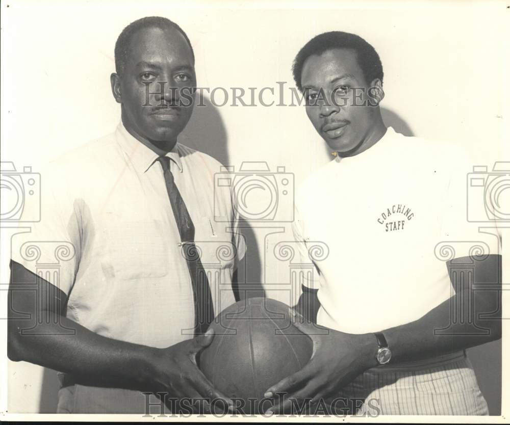 1971 Press Photo Texas Southern Basketball Coach Lavalius Gordon Poses with Man- Historic Images