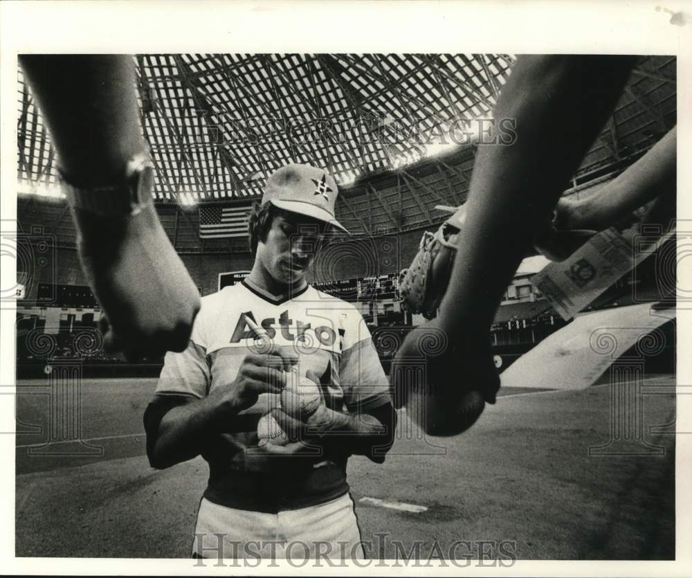 1979 Press Photo Houston Astros Baseball Player Tom Dixon Signs Autographs- Historic Images