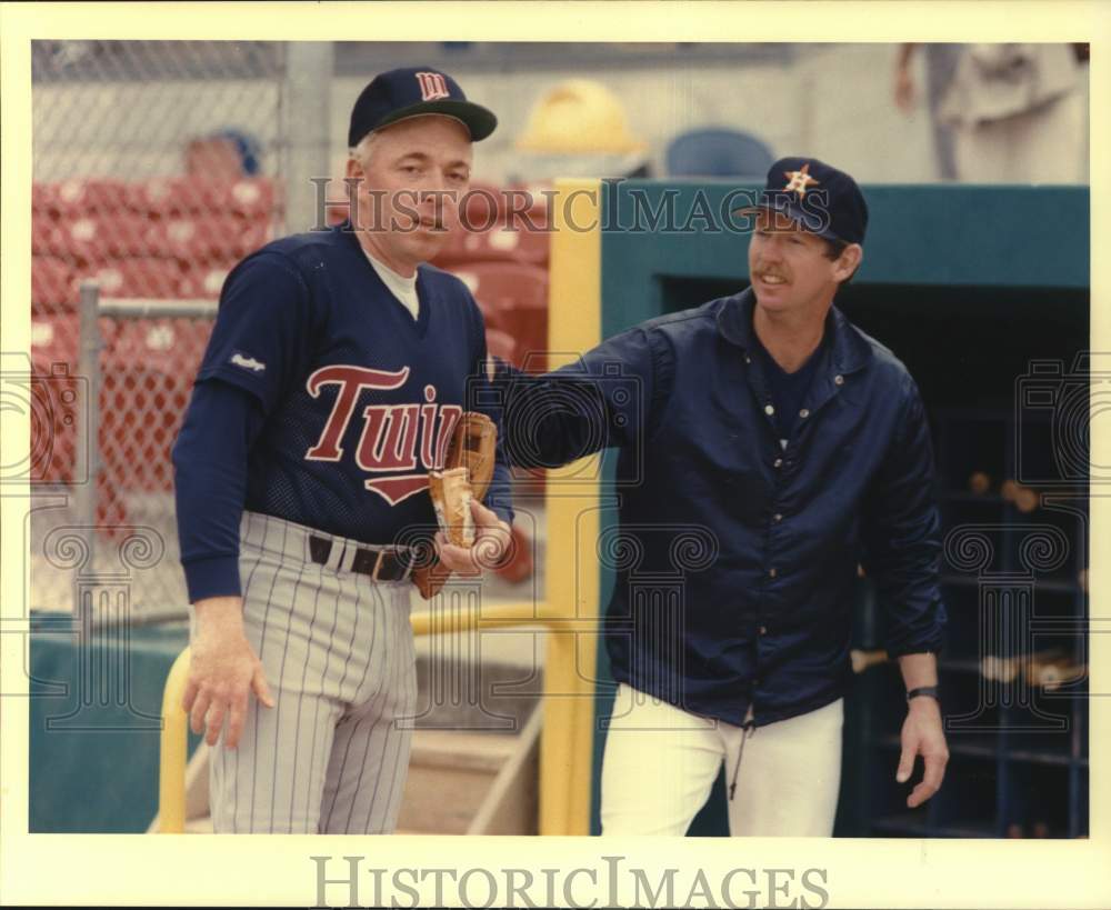 1988 Press Photo Minnesota Twins Baseball Manager Tom Kelly with Colleague- Historic Images