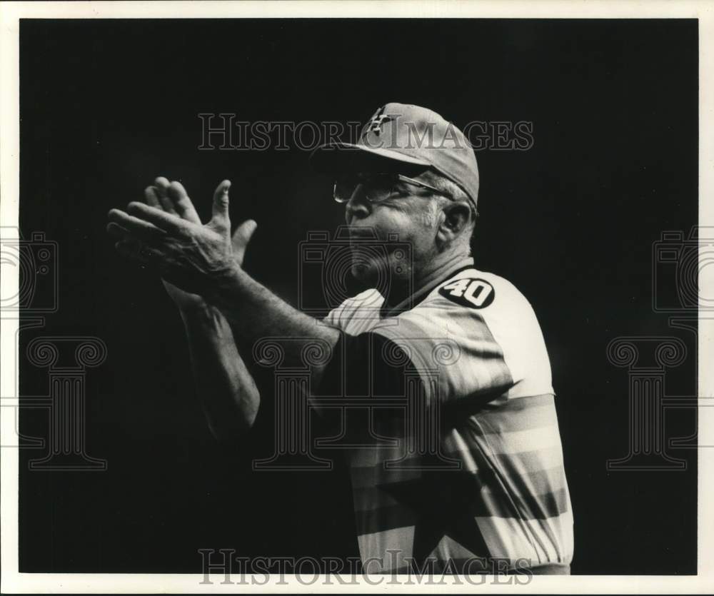 1975 Press Photo Houston Astros Baseball Coach Hub Kittle Applauds Win- Historic Images