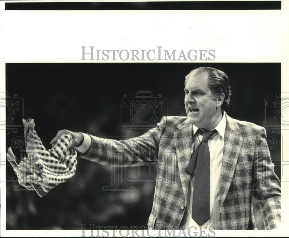 1983 Press Photo University of Houston Basketball Coach Guy Lewis Waves Towel- Historic Images