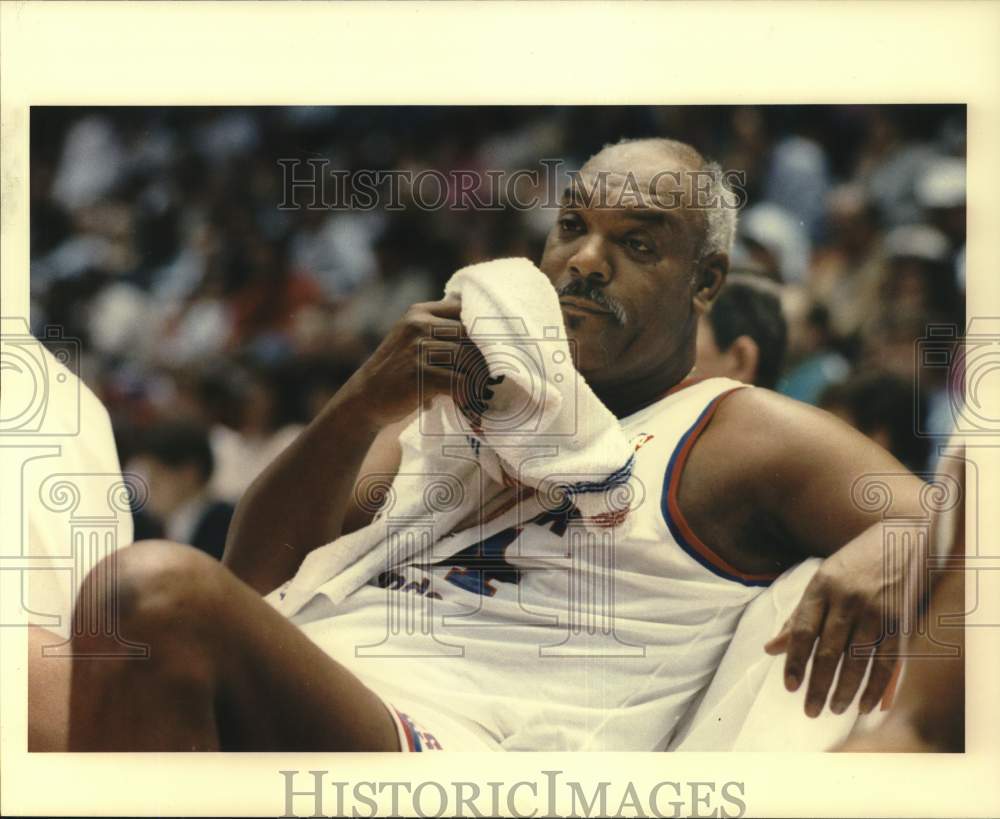 1989 Press Photo Legends game basketball player Lucious Jackson towels off- Historic Images