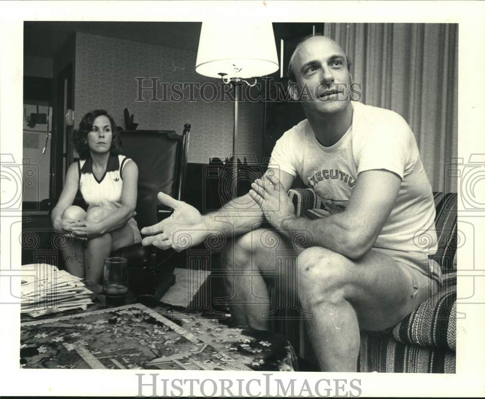 1981 Press Photo Art Howe of the Houston Astros and wife Betty work on puzzle- Historic Images