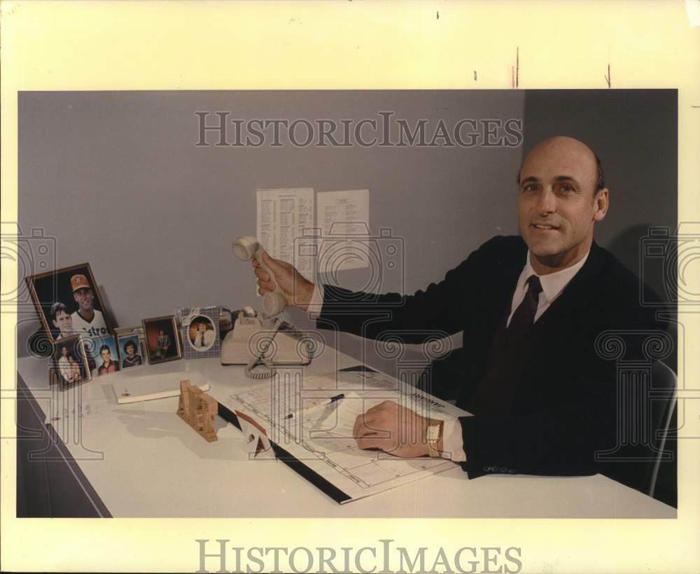 1989 Press Photo Houston Astros manager Art Howe in his office - hps22859- Historic Images