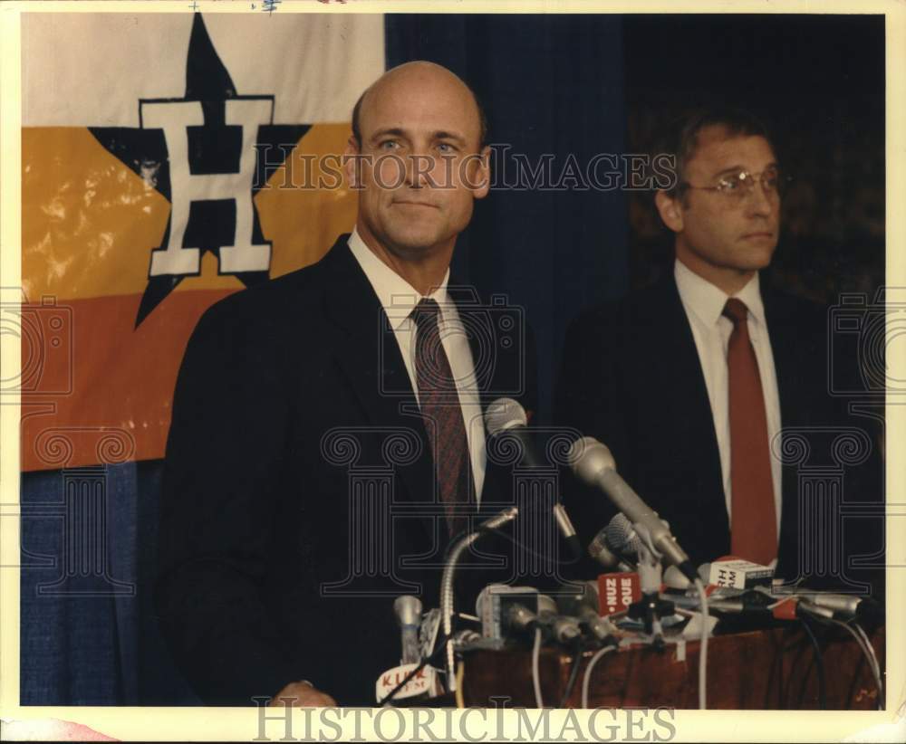 1988 Press Photo Art Howe and Bill Wood of the Houston Astros - hps22861- Historic Images