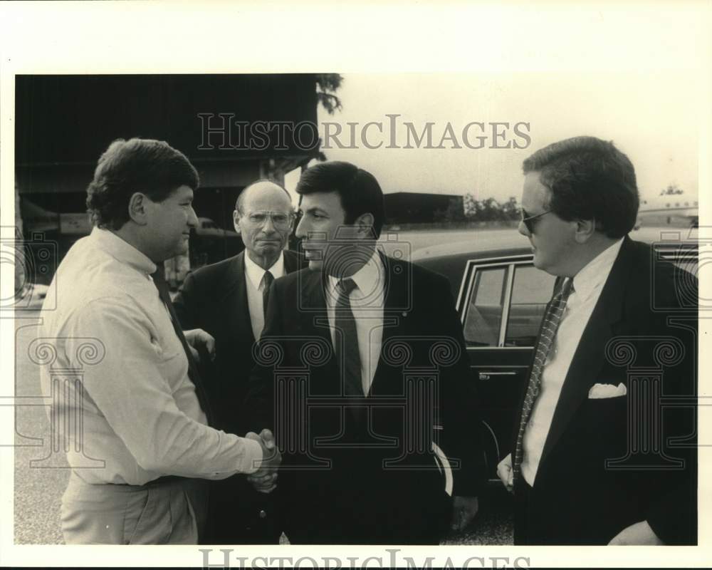 1987 Press Photo Houston Oilers exec Tommy Smith, Ladd Herzeg in Jacksonville- Historic Images