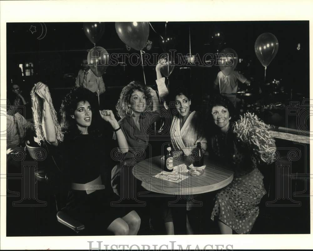 1986 Press Photo Houston Rockets Basketball Wives & Friends Watch Game at Bar- Historic Images