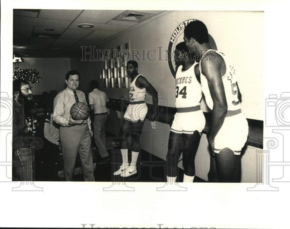 1985 Press Photo Houston Rockets Basketball Team Doctor Jim Foley with Players- Historic Images