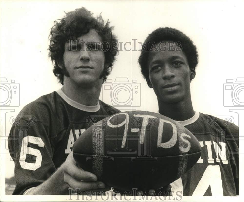 1972 Press Photo Football Players Harold Flynn &amp; Norm Ballard Pose with Ball- Historic Images