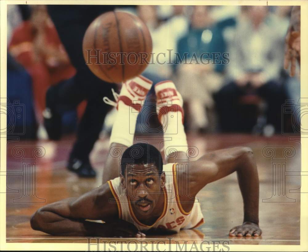 1988 Press Photo Houston Rockets Basketball Player Sleepy Floyd Loses Ball- Historic Images