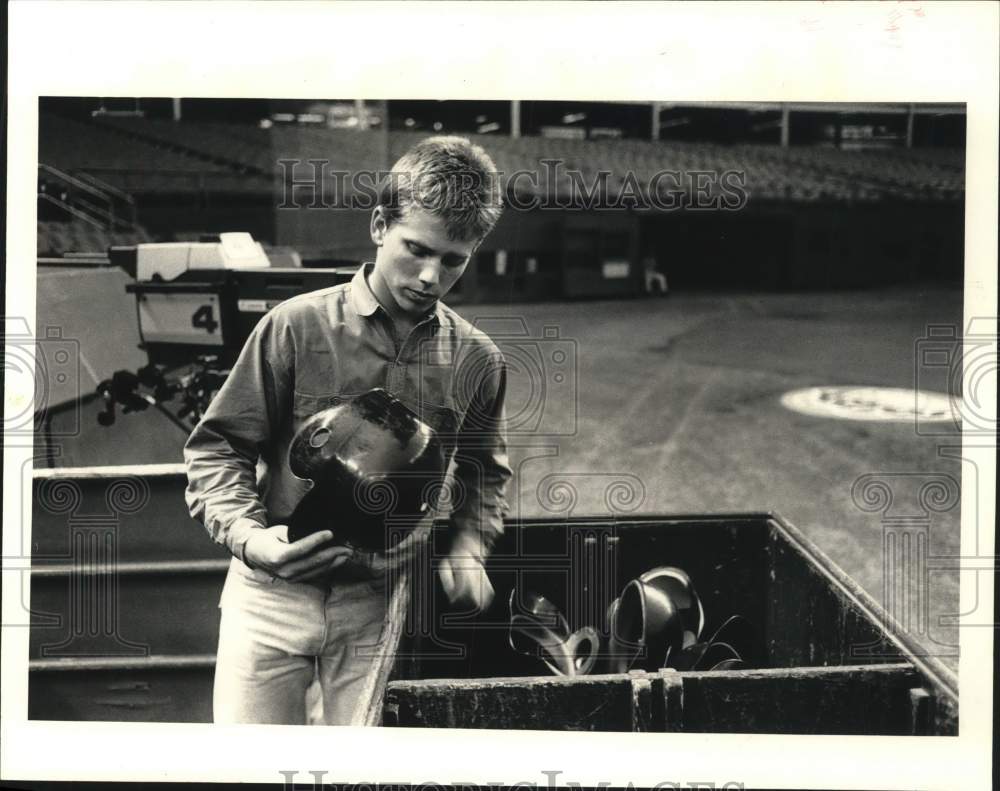 1986 Press Photo Houston Astros Baseball Bat Boy Ricky Floyd Brings Out Helmets- Historic Images