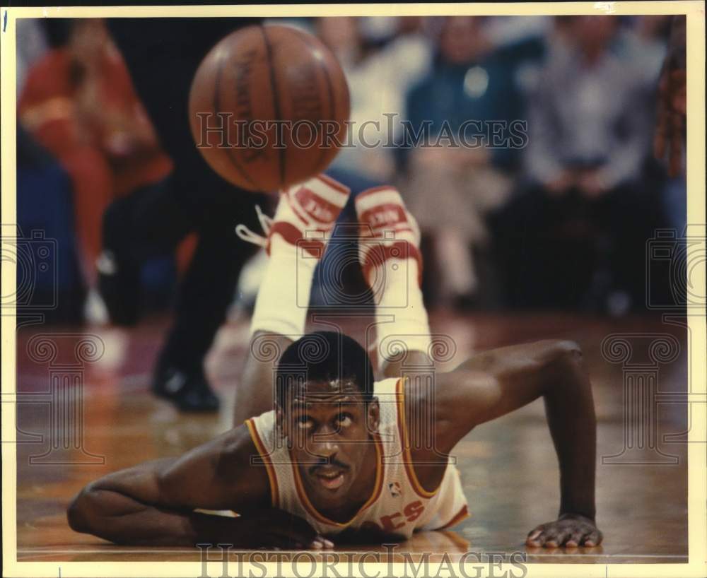 1988 Press Photo Houston Rockets Basketball Player Eric Floyd Loses Ball- Historic Images