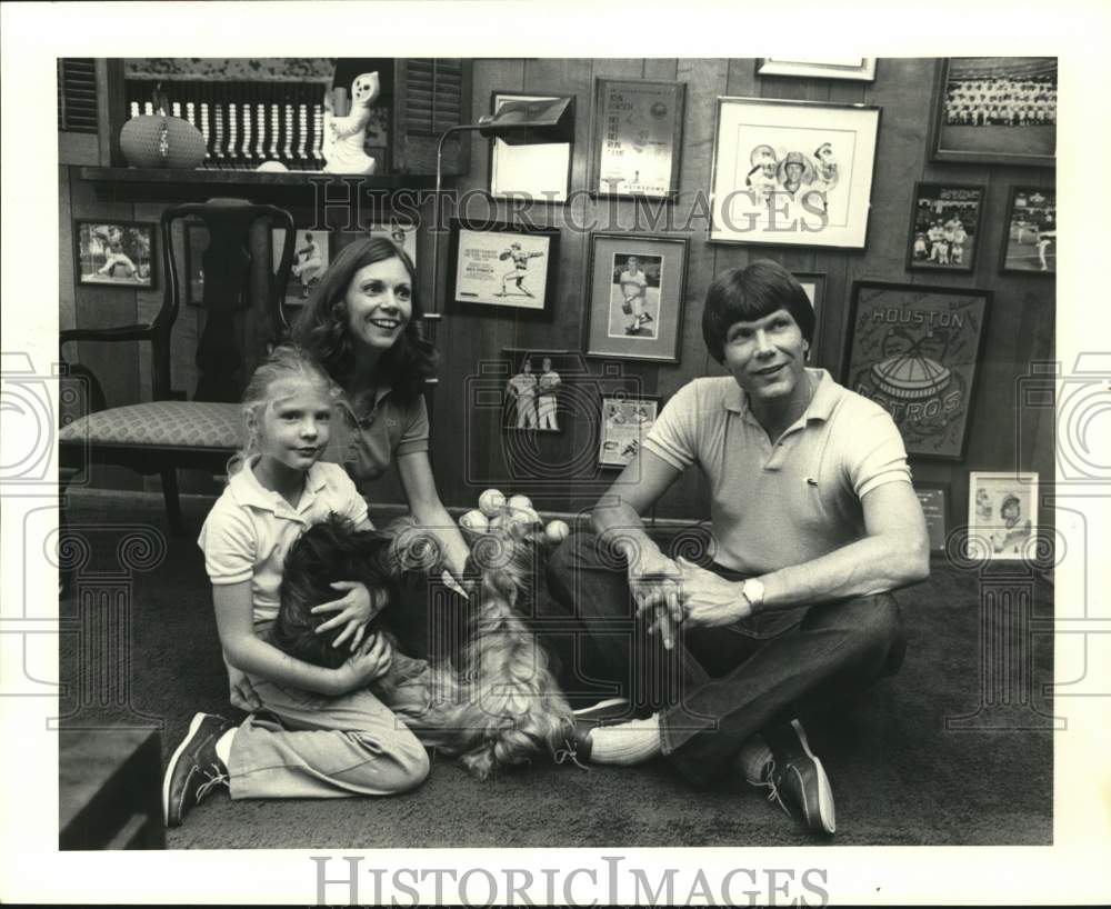 1980 Press Photo Houston Astro Ken Forsch with Wife Stephanie &amp; Son Jonnye- Historic Images