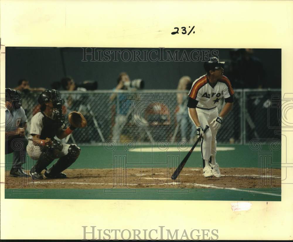 1988 Press Photo Houston Astros player Glenn Davis watches his home run- Historic Images