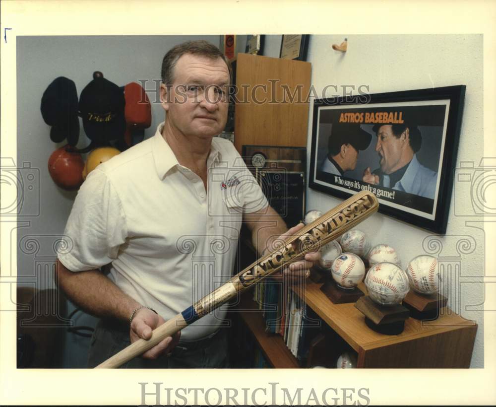 1989 Press Photo Former baseball umpire Satch Davidson with memorabilia- Historic Images