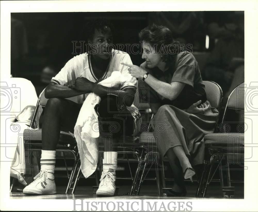 Press Photo Texas basketball player Clarissa Davis, assistant coach Lynn Pool- Historic Images