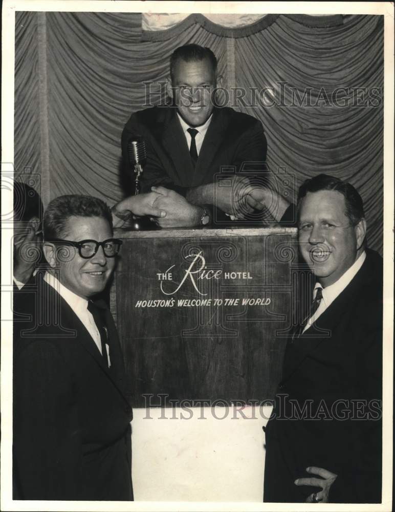 1965 Press Photo Texas A&amp;M Athletic Director Hank Foldberg and Men at Rice Hotel- Historic Images