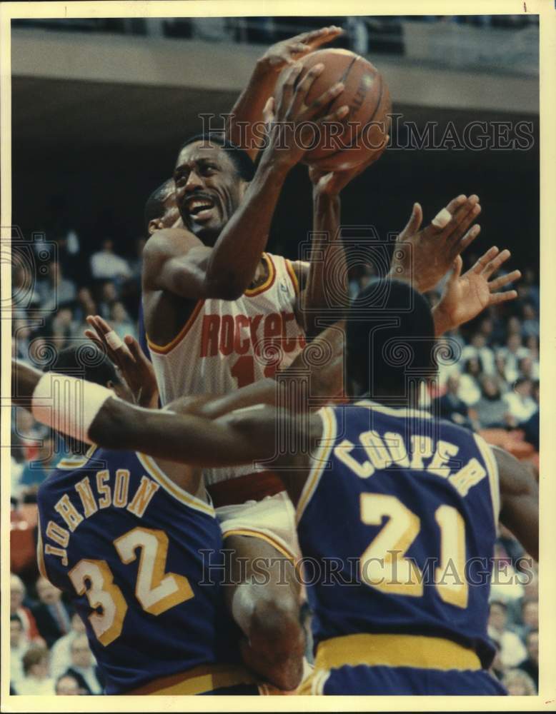 1988 Press Photo Houston Rockets Basketball Player Sleepy Floyd Gets Fouled- Historic Images