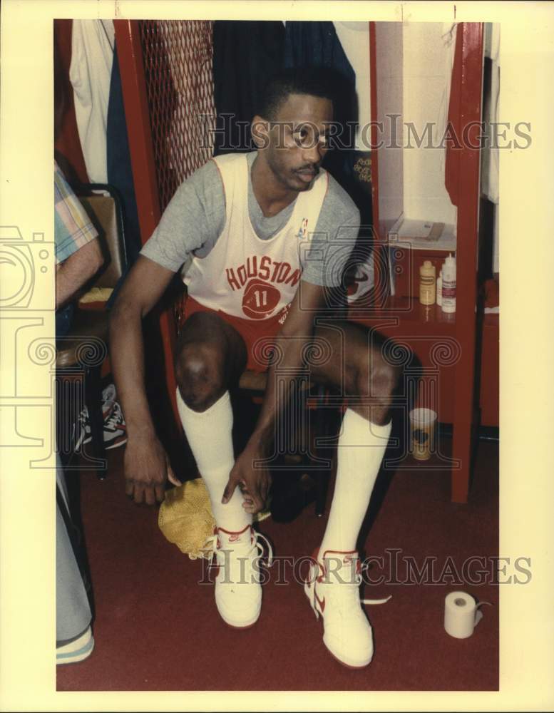 1988 Press Photo Houston Rockets Sleepy Floyd in Locker Room at The Summit- Historic Images