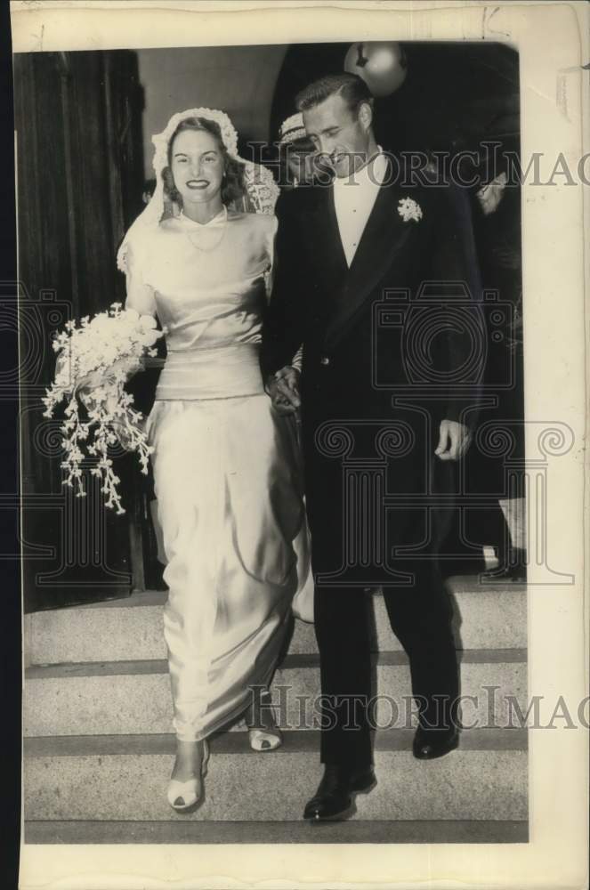 1956 Press Photo Swimmer Ann Curtis and groom Gordon Cuneo exit wedding- Historic Images