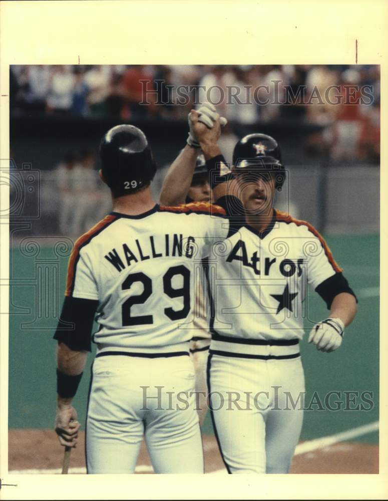 1988 Press Photo Houston Astros Glenn Davis &amp; Denny Walling Celebrate Home Run- Historic Images